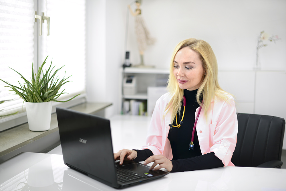 Frau Zaslavskij am Schreibtisch mit Laptop